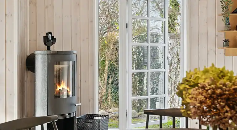 Nyrenoveret sommerhus tæt på strand og skov