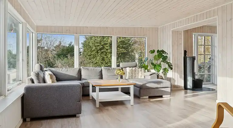 Nyrenoveret sommerhus tæt på strand og skov