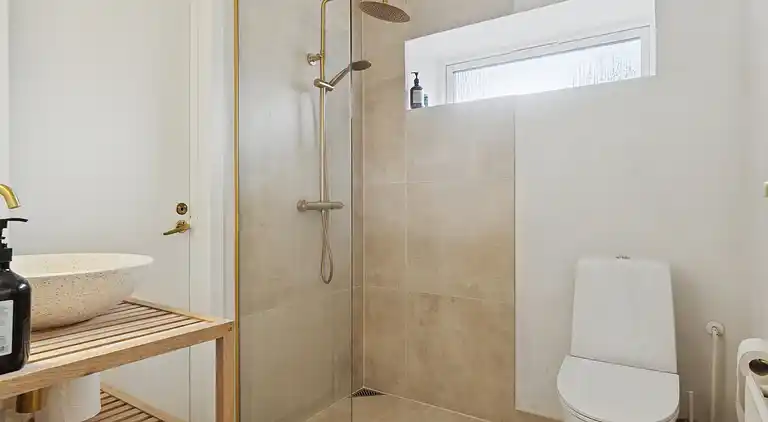 Nyrenoveret sommerhus tæt på strand og skov