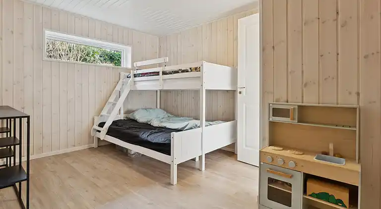 Nyrenoveret sommerhus tæt på strand og skov