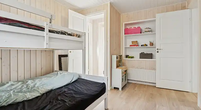 Nyrenoveret sommerhus tæt på strand og skov