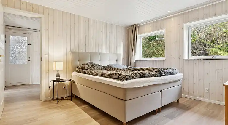 Nyrenoveret sommerhus tæt på strand og skov