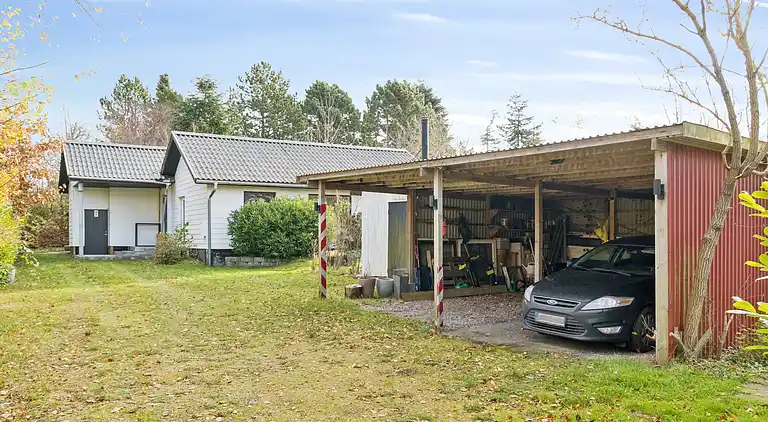 Nyrenoveret sommerhus tæt på strand og skov