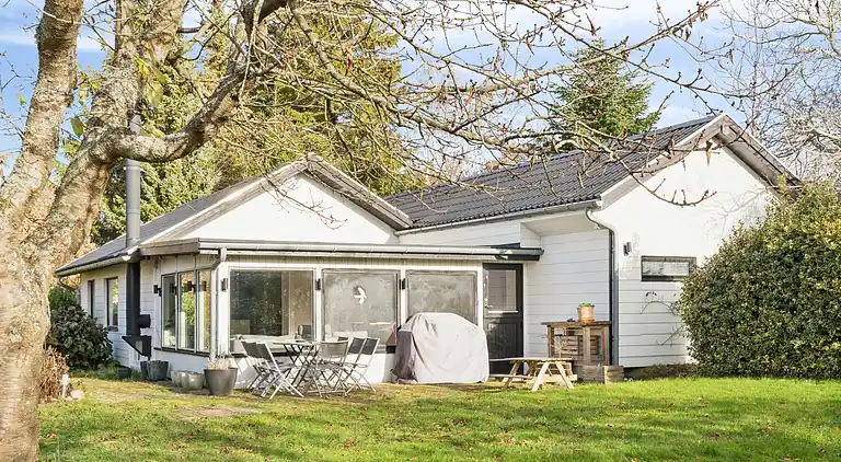 Nyrenoveret sommerhus tæt på strand og skov