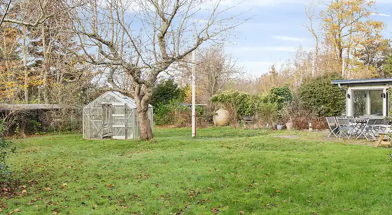 Nyrenoveret sommerhus tæt på strand og skov