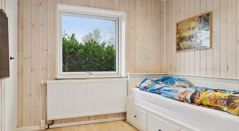 Nyrenoveret sommerhus tæt på strand og skov