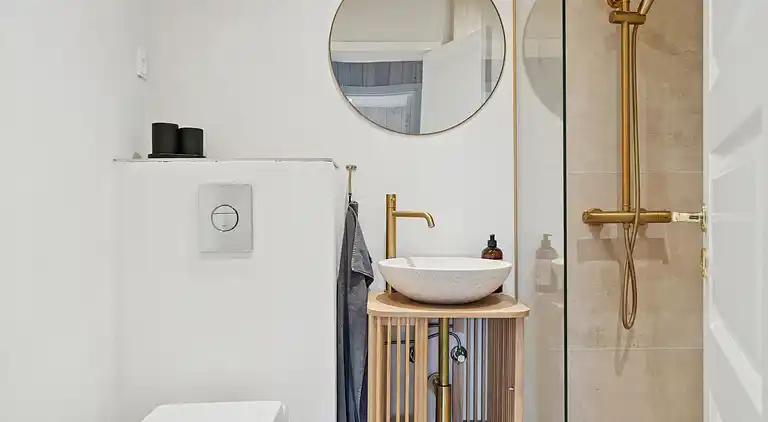 Nyrenoveret sommerhus tæt på strand og skov