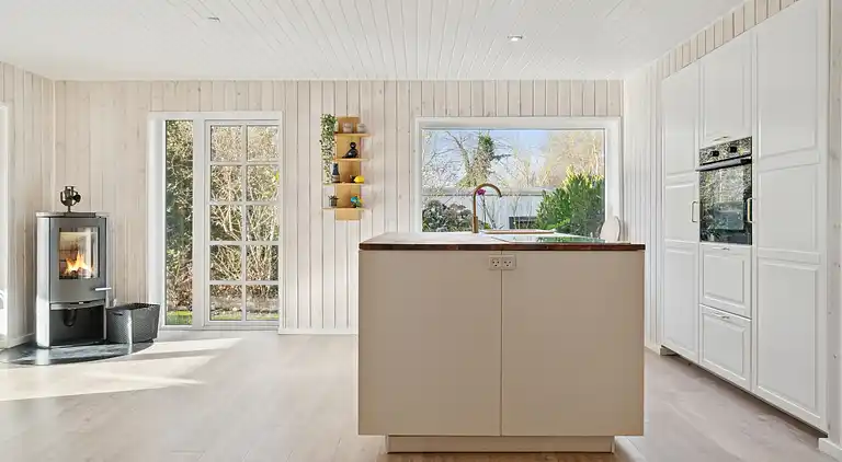 Nyrenoveret sommerhus tæt på strand og skov