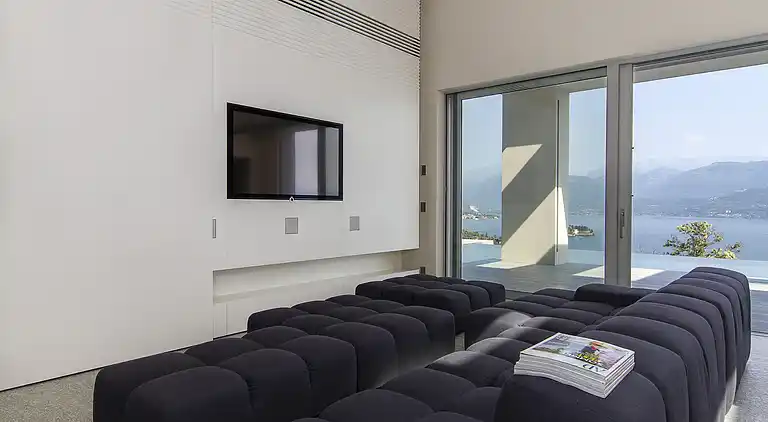 Moderne Oase mit Blick auf den Lago Maggiore