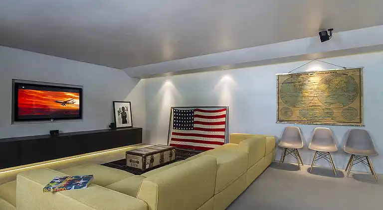 Moderne Oase mit Blick auf den Lago Maggiore