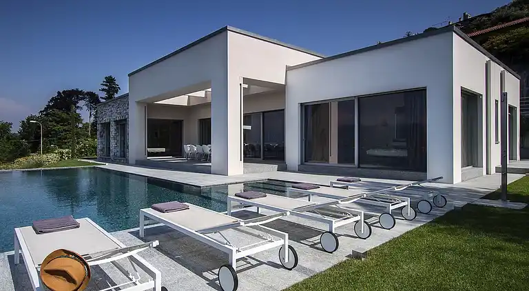 Moderne Oase mit Blick auf den Lago Maggiore