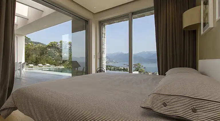 Moderne Oase mit Blick auf den Lago Maggiore