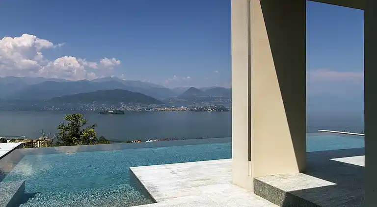 Moderne Oase mit Blick auf den Lago Maggiore