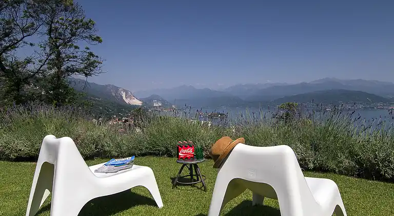 Moderne Oase mit Blick auf den Lago Maggiore
