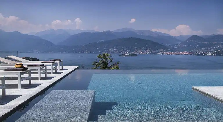 Moderne Oase mit Blick auf den Lago Maggiore