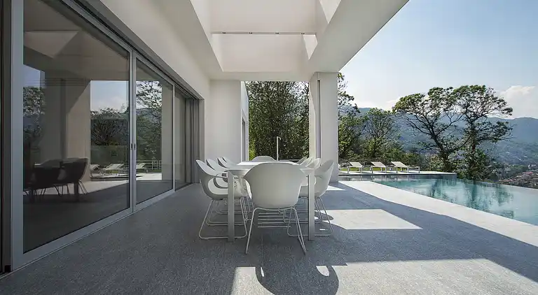 Moderne Oase mit Blick auf den Lago Maggiore