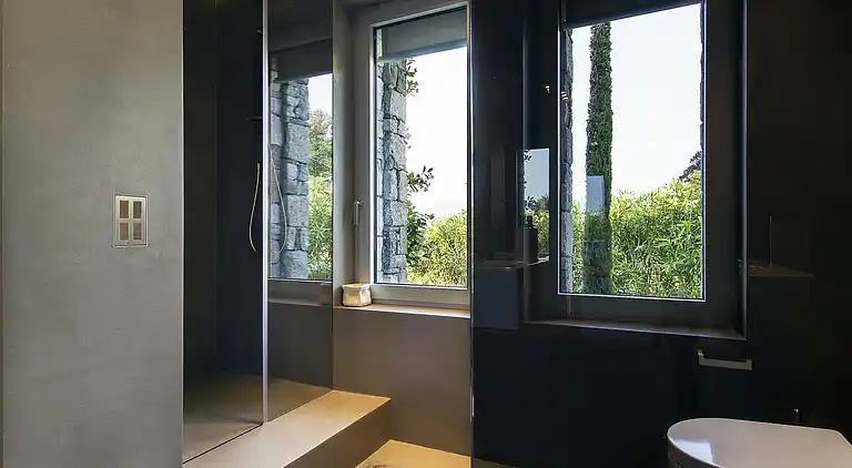 Moderne Oase mit Blick auf den Lago Maggiore