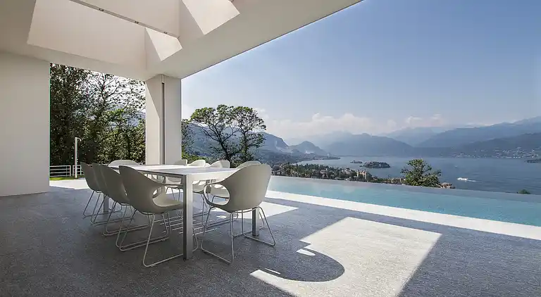 Moderne Oase mit Blick auf den Lago Maggiore