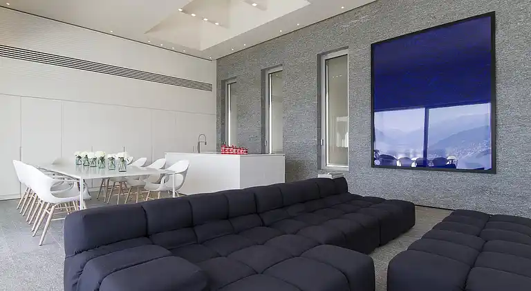 Moderne Oase mit Blick auf den Lago Maggiore