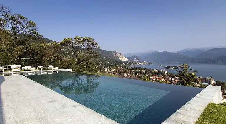 Moderne Oase mit Blick auf den Lago Maggiore