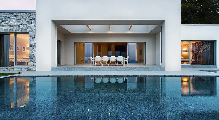 Moderne Oase mit Blick auf den Lago Maggiore