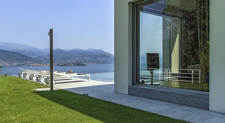 Moderne Oase mit Blick auf den Lago Maggiore