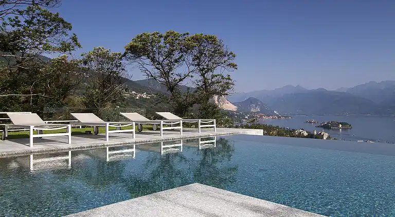 Moderne Oase mit Blick auf den Lago Maggiore