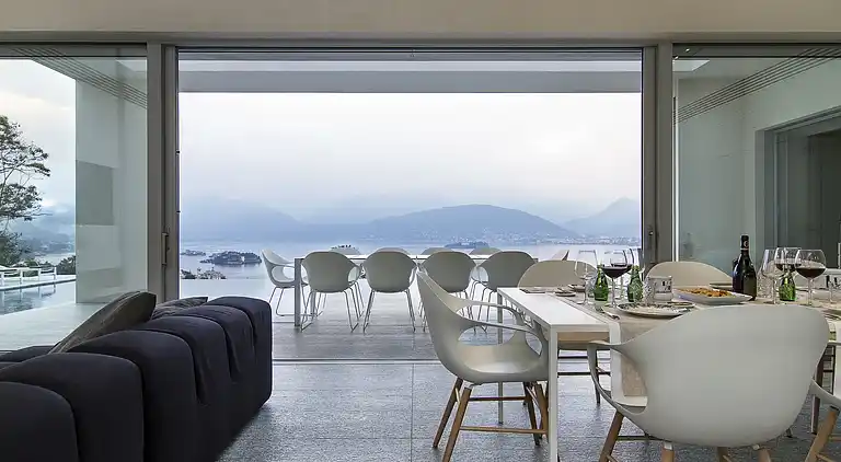 Moderne Oase mit Blick auf den Lago Maggiore