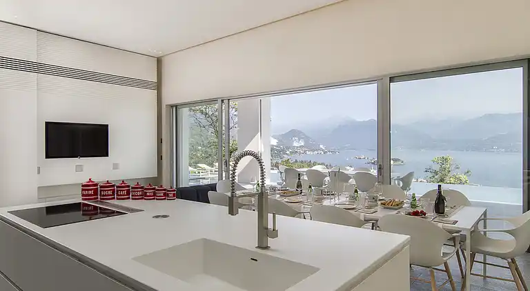 Moderne Oase mit Blick auf den Lago Maggiore