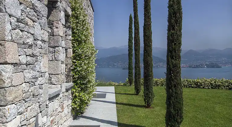 Moderne Oase mit Blick auf den Lago Maggiore