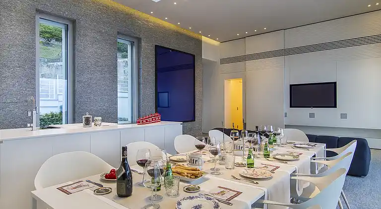 Moderne Oase mit Blick auf den Lago Maggiore