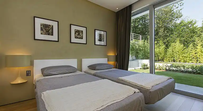 Moderne Oase mit Blick auf den Lago Maggiore