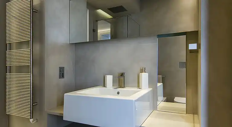 Moderne Oase mit Blick auf den Lago Maggiore