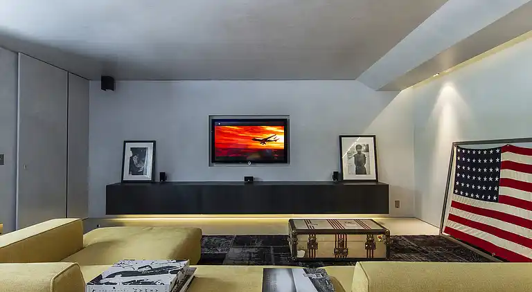 Moderne Oase mit Blick auf den Lago Maggiore