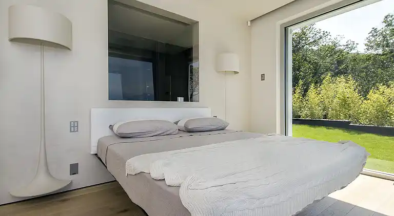 Moderne Oase mit Blick auf den Lago Maggiore