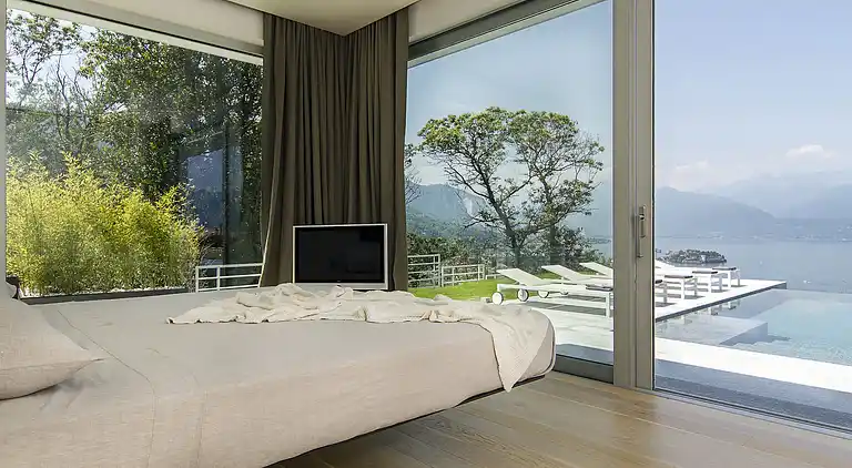 Moderne Oase mit Blick auf den Lago Maggiore