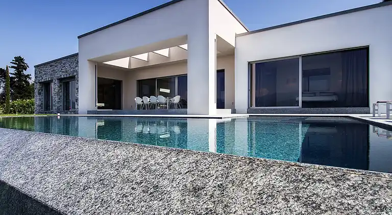 Moderne Oase mit Blick auf den Lago Maggiore