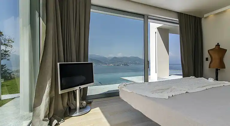 Moderne Oase mit Blick auf den Lago Maggiore