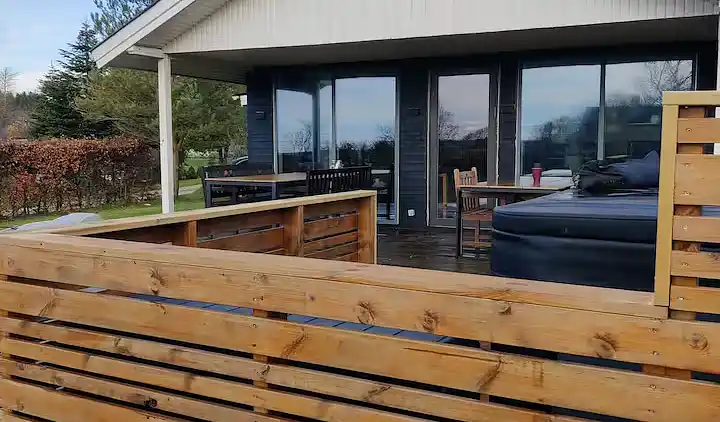 Ferienhaus mit Whirlpool in ruhiger Natur