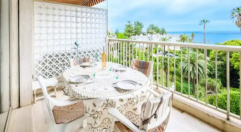 Apartment in Californie Pézou