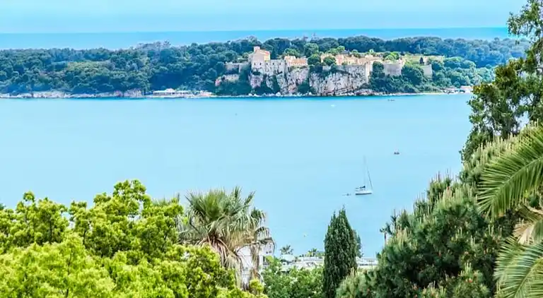 Apartment in Californie Pézou