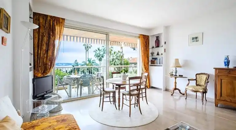 Apartment in Californie Pézou