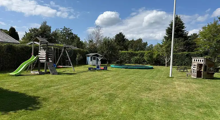 Familievenligt sommerhus nær skov og slot