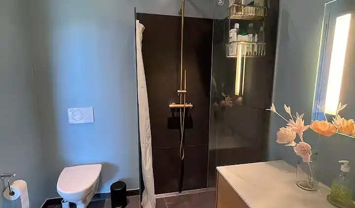 Lys og moderne feriebolig nær strand og skov