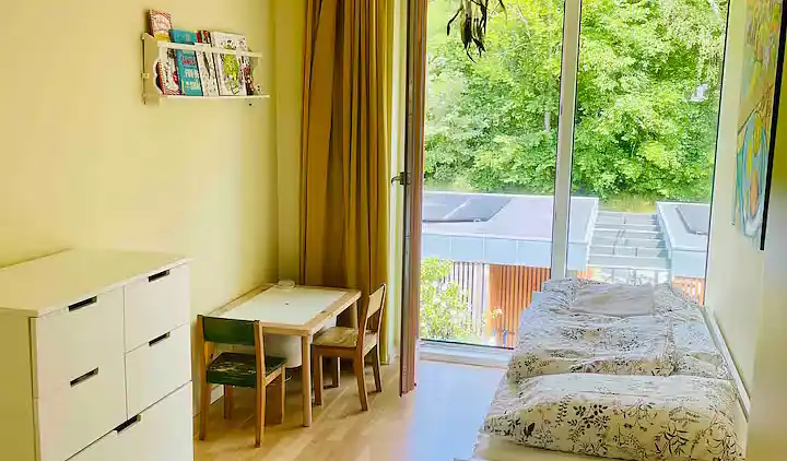 Lys og moderne feriebolig nær strand og skov