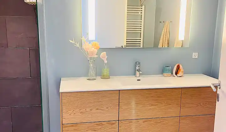 Lys og moderne feriebolig nær strand og skov