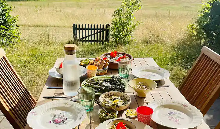 Lys og moderne feriebolig nær strand og skov