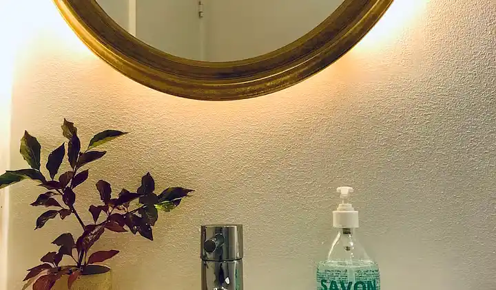 Lys og moderne feriebolig nær strand og skov