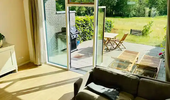 Lys og moderne feriebolig nær strand og skov