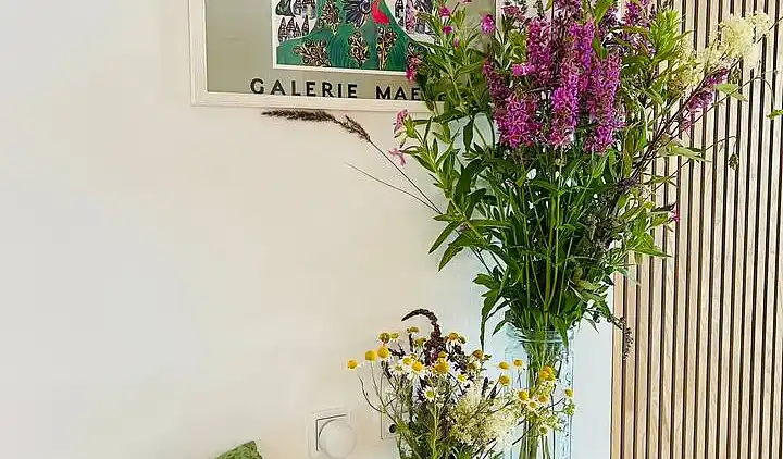 Lys og moderne feriebolig nær strand og skov
